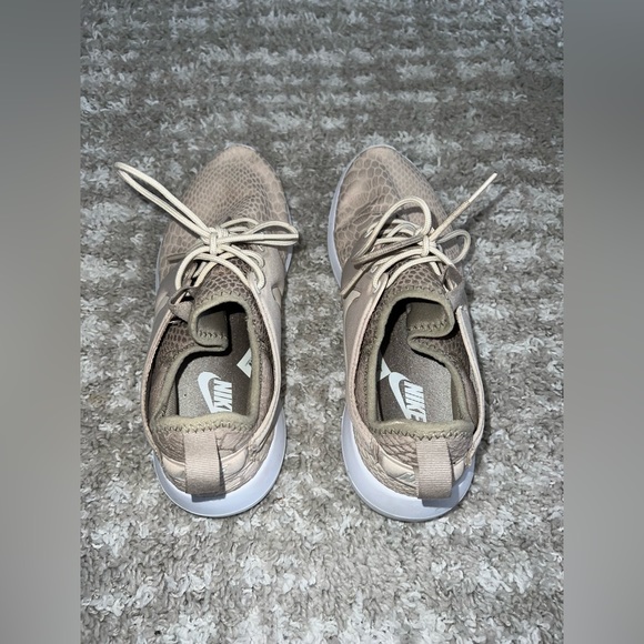 Nike Beige Snakeskin Roshe Runs - Picture 3 of 7